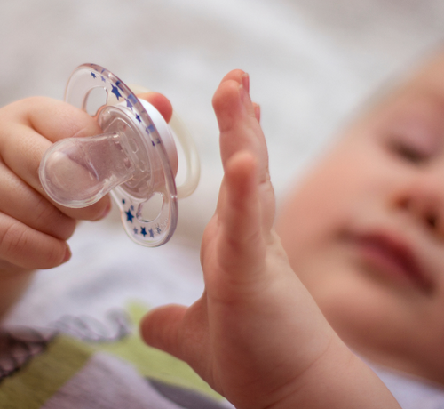 Jak odzwyczaić dziecko od smoczka? - Mustela Poland - 1