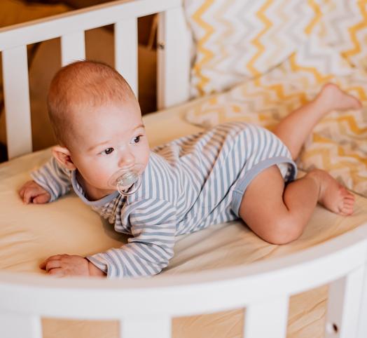 leżenie na brzuszku niemowlaka - blog Mustela