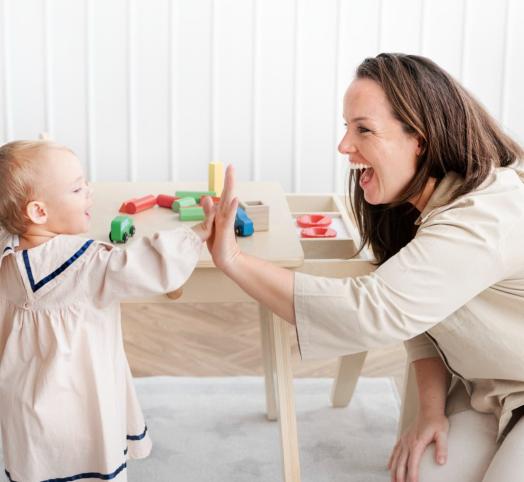 mama wspierająca rozwój poznawczy dziecka przez zabawę