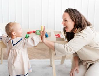 mama wspierająca rozwój poznawczy dziecka przez zabawę