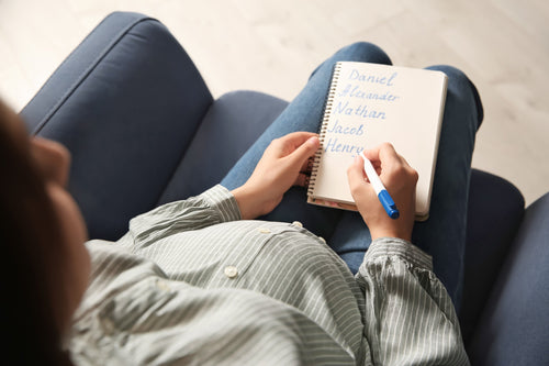 Jak wybrać imię dla dziecka? Najpopularniejsze imiona i praktyczne wskazówki - Mustela Poland - 1