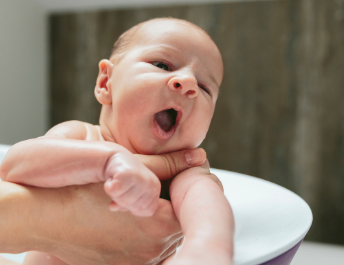 Wanienka czy wiaderko do kąpieli - co wybrać dla maluszka? - Mustela Poland - 1