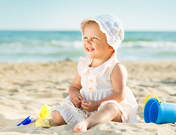 Dziecko na plaży — jak zapewnić ochronę i dobrą zabawę? - Mustela Poland - 1