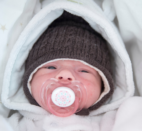 Smoczek dla noworodka – co warto wiedzieć? - Mustela Poland - 1