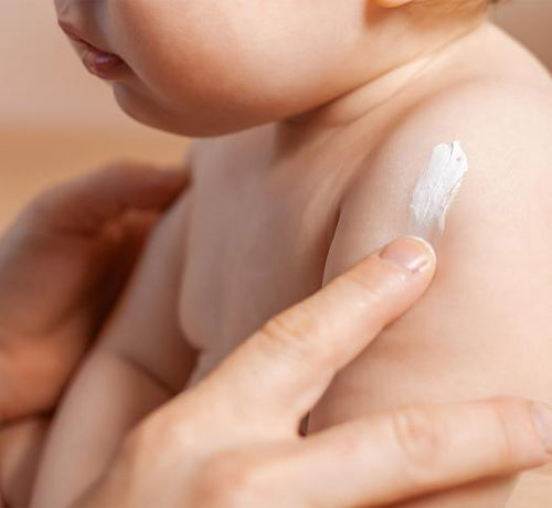 Pielęgnacja skóry suchej, podrażnionej i atopowej - jak stosować emolienty? - Mustela Poland - 1