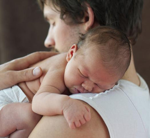 Tata pielęgnuje małolata - czyli jak pomagać przy noworodku. - Mustela Poland - 1