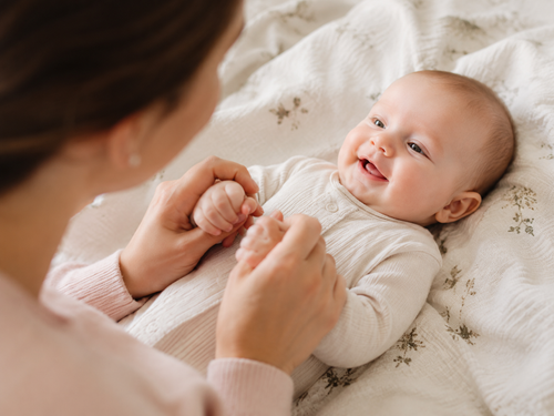 Kiedy dziecko zaczyna się uśmiechać? - Mustela Polska - 1
