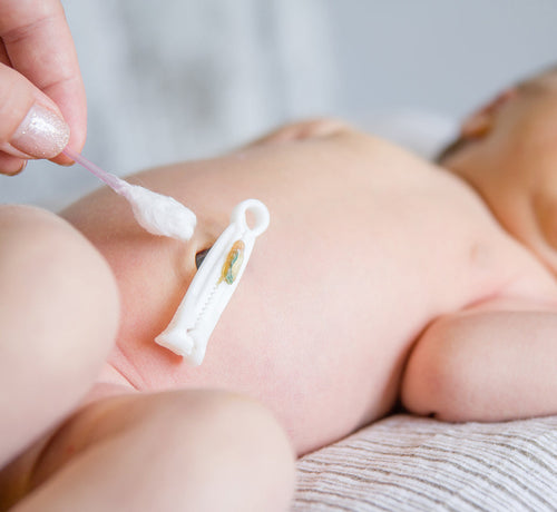 Pępek noworodka – pielęgnacja kikuta pępowinowego w pierwszych tygodniach życia maluszka - Mustela Polska - 1