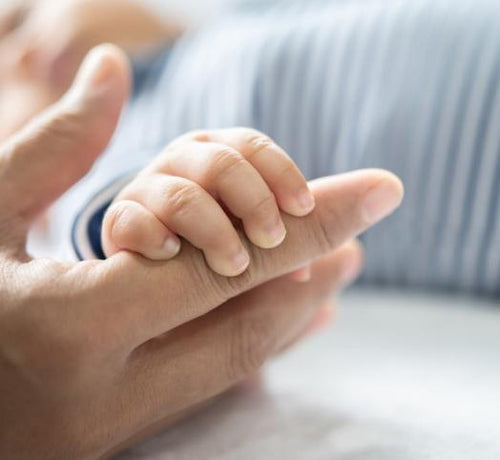 Etapy rozwoju chwytu u dziecka - Mustela Poland - 1