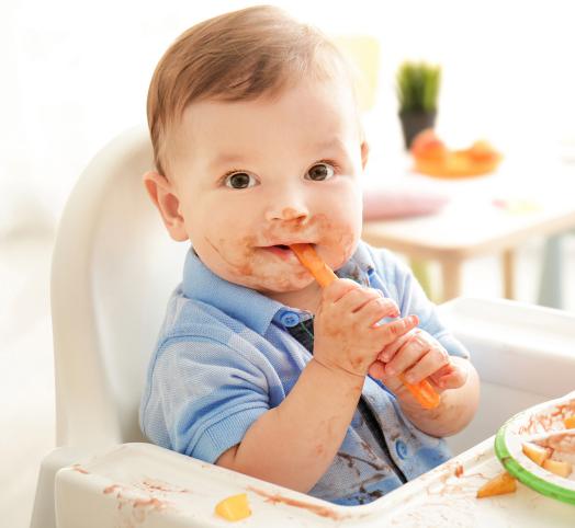 Jak nauczyć dziecko samodzielnego jedzenia? - Mustela blog