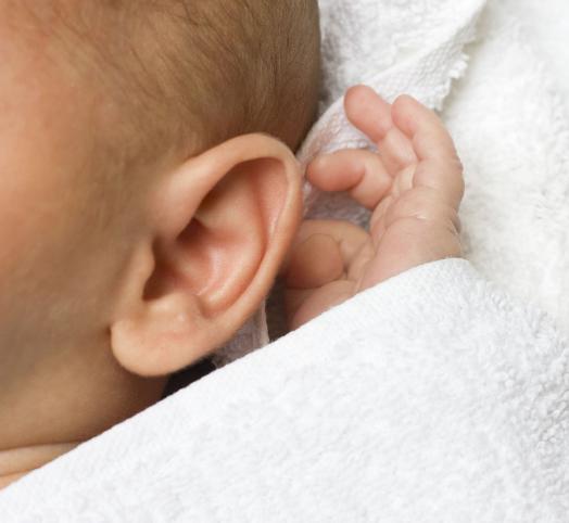 Rozwój słuchu dziecka – co i jak słyszy niemowlę?