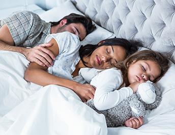 Jak nauczyć dziecko spania we własnym łóżku? - Mustela blog