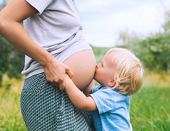 Ciąża latem - jak przetrwać lato w ciąży? - Mustela blog