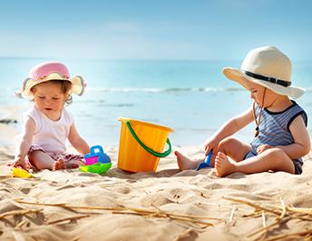 Dziecko na plaży - Ochrona przeciwsłoneczna