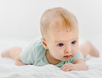 Wzmożone napięcie mięśniowe u niemowlaka – przyczyny i objawy