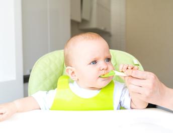 Jak rozszerzać dietę niemowlaka alergika?